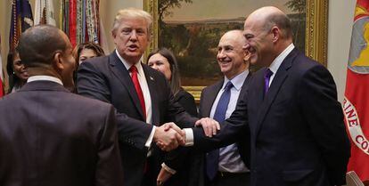 Donald Trump estrecha la mano de Gary Cohn, al que describió como un ‘genio’. 