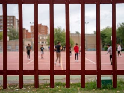 Varios alumnos juegan en una pista deportiva del IES Arquitecto Peridis, en Leganés (Madrid).