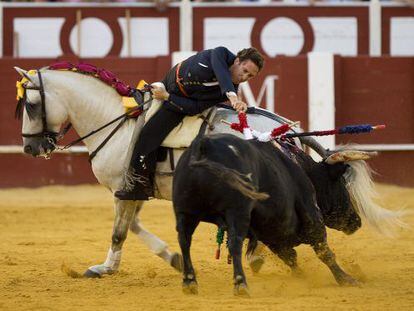 El rejoneador Leonardo Hern&aacute;ndez, durante su segundo toro en la plaza de la Malagueta. 
