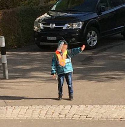 Un niño suizo para el tráfico.