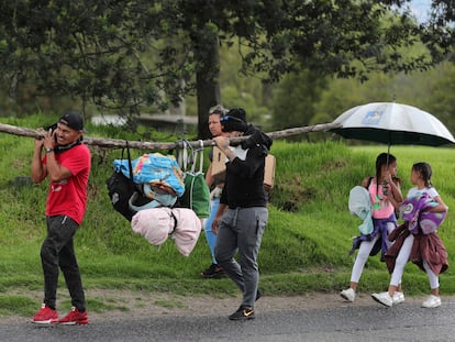 Un grupo de migrantes venezolanos regresa a pie a su país procedentes de Colombia el pasado 6 de abril.