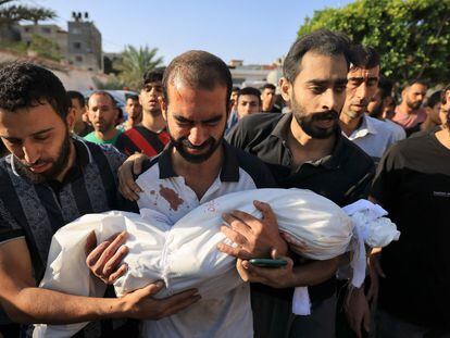 Un pare amb el seu fill mort al sud de Gaza.