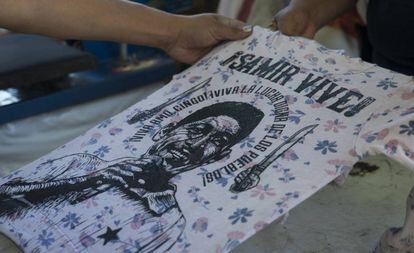 Una camiseta con la imagen del activista Samir Flores.