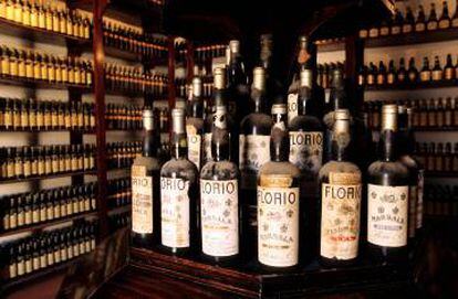 Botellas de vino Marsala en la bodega siciliana de Florio.
