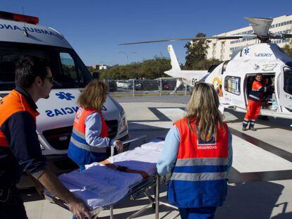 Sanitarios andaluces se dirigen a un helicóptero de Emergencias en Málaga.