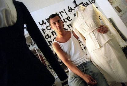 David Delfín, en su taller en agosto de 2001, año en que creó su firma.