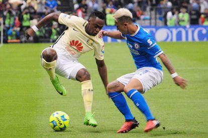 Ibarra frente a Rodríguez durante el pasado clásico.