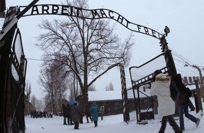 Visitantes en la entrada del museo de Auschwitz.