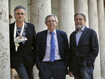 Los psiquiatras Rafael Tabarés y Manuel Gómez-Beneyto, rodean al vicerrector de Cultura, Antonio Ariño, en la Nau.