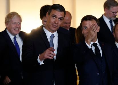 El presidente del Gobierno, Pedro Sánchez, junto al presidente francés, Emmanuel Macron, durante la recepción a los jefes de Estado y jefes de Gobierno en el Salón del Trono del Palacio Real.
