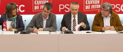 Pere Navarro (segundo por la derecha) preside la comisi&oacute;n ejecutiva del PSC el pasado junio.