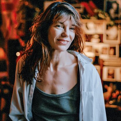 La actriz y cantante Jane Birkin posa en su apartamento de París en el año 2005.
