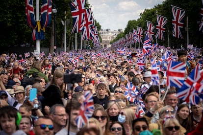 Ambiente en The Mall, la gran avenida que conduce al palacio de Buckingham, durante el acto.