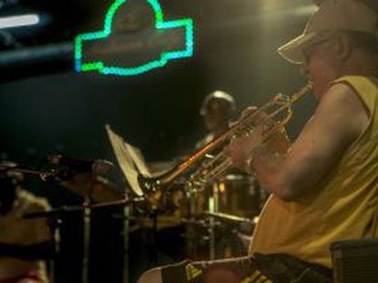 El trompetista cubano Guajiro Mirabal en los ensayos de la Orquesta Buena Vista en La Habana 