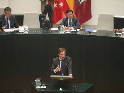 El alcalde, José Luis Martínez-Almeida, durante el pleno del Ayuntamiento de Madrid. 