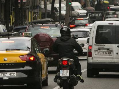 Trafico de coches y moto en la calle aragon de Barcelona. Contaminacion.