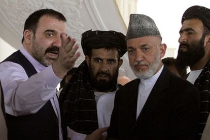 Ahmed Wali Karzai (izquierda), junto a su hermano, el presidente Hamid Karzai, en 2010 en Argandab (provincia de Kandahar).