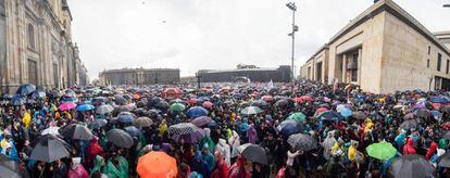 Así se veía la Plaza Bolívar hasta pasadas las 3 de la tarde. Repleta de manifestantes en calma.