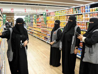 Formación de empleadas en un supermercado en la ciudad saudí de Jedah, en febrero pasado.