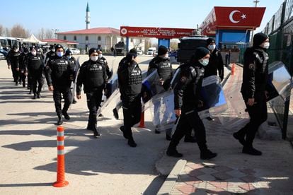 Policías antidisturbios vigilan el tribunal de la prisión de Sincan, en Ankara, donde este miércoles se leyó la sentencia a 497 acusados por golpismo.