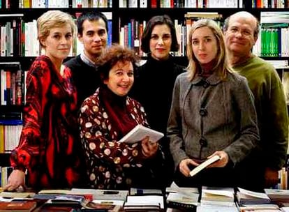 En la librería La Central de Barcelona, de izquierda a derecha, Olga Sala, de Melusina; Luis Miguel Solano, de Libros del Asteroide; Carola Moreno, de Barataria; Valeria Bergalli, de Minúscula; Diana Zaforteza, de Alpha Decay, y Juan Ramón Ortega, de La poesía, señor Hidalgo.