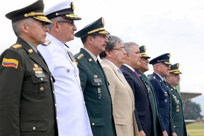 El presidente Iván Duque (centro) junto a la cúpula militar, en diciembre pasado. A su lado, el ministro de Defensa, Carlos Holmes Trujillo.