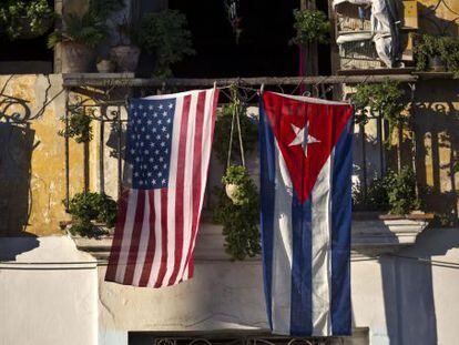 Las banderas de EE UU y Cuba cuelgan en un balc&oacute;n de La Habana esta semana. 