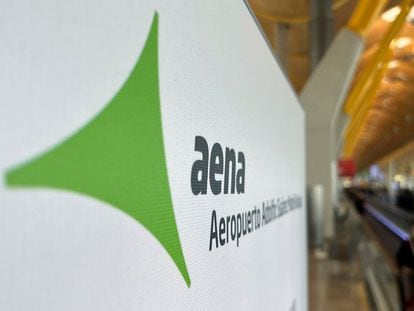Logotipo de Aena en el aeropuerto madrileño de Barajas, el 21 de febrero.
