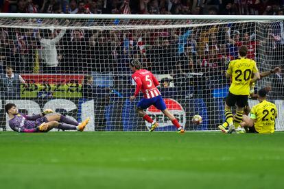 El centrocampista argentino del Atlético de Madrid Rodrigo de Paul (en el centro) marca gol.