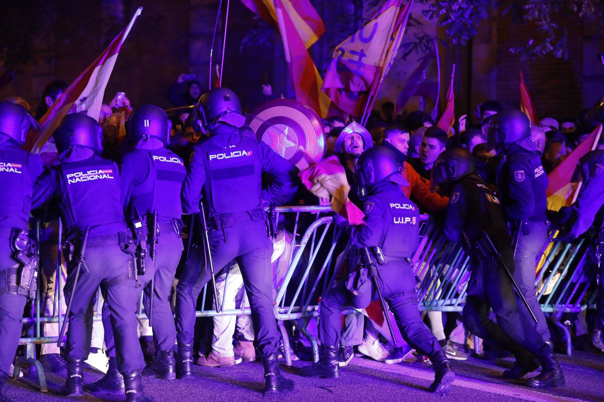 La cúpula de Vox se suma y jalea las protestas callejeras contra la amnistía ante las sedes del PSOE | España