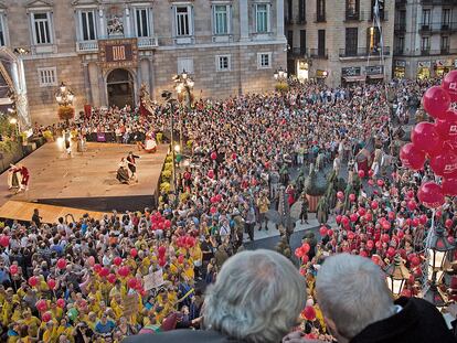 Núria Gispert (dercha) junto a Xavier Trias, cuando hizo el pregón de la Mercè, en 2014.