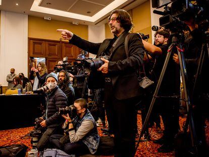 Ricardo Stuckert (de pie), fotógrafo oficial de Lula, durante una rueda de prensa del expresidente brasileño con una delegación europea, el pasado 29 de agosto en São Paulo.