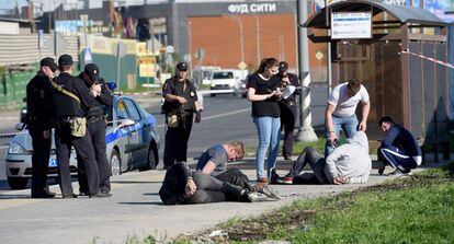 La polic&iacute;a, junto a algunos de los detenidos tras la pelea en el cementerio.