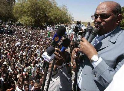 El presidente de Sudán, Omar al Bashir, habla a la multitud concregada en Jartum para apoyarle.