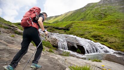 Un excursionista en las cascadas de Cento Fonti, en el parque nacional Gran Sasso e Monti della Laga (Italia).
