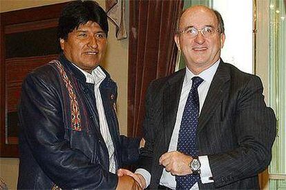 El nuevo jefe del Estado boliviano, Evo Morales (derecha), en un encuentro con el presidente de Repsol YPF, Antonio Brufau.