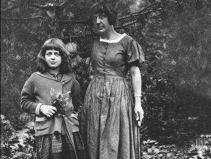 La poeta Marina Tsvet&aacute;ieva y su hija Ariadna Efron, en Praga en 1924. 