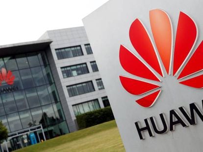 Logo de Huawei en instalaciones de la compañía. 
