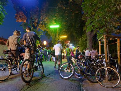 Ciclistas en el paseo Strossmayer, junto a la Ciudad vieja de Zagreb (Croacia), que cada verano acoge conciertos, instalaciones artísticas y 'performances'.