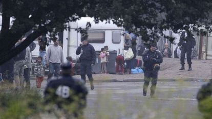 La policía evacua un asentamiento ilegal de gitanos en Villeneuve d'Ascq, en el norte de Francia.