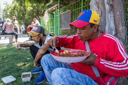 Otro de los colectivos que acude a los comedores sociales es el de los inmigrantes. En opinión del padre Fernando Tapia Miranda, de la comuna de La Pintana, "hay mucha xenofobia y se dicen muchas mentiras que la gente cree”. Esa discriminación hace que muchos se vean abocados a acabar en la olla común de la parroquia pidiendo comida. “Espero una política más humanitaria; nadie se va de su país por gusto”.