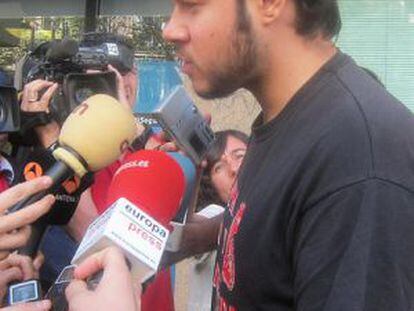 En llibertat el raper Pablo Hasél després de ser imputat per enaltir ETA, els Grapo, Al-Qaida i Terra Lliure.