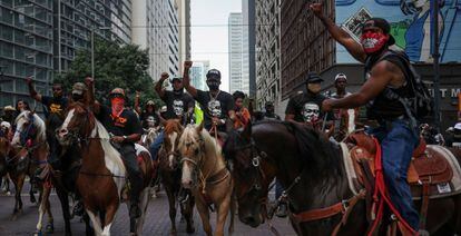 Manifestantes a caballo por las calles de Houston, Texas.