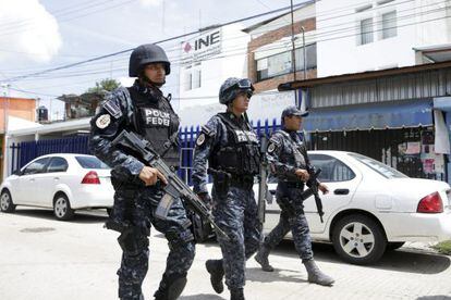 Federales resguardan las instalaciones de INE, en Oaxaca