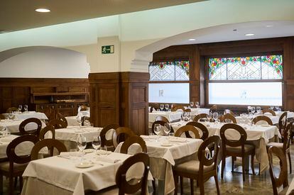 Las molduras de madera traídas de San Sebastián en 1936 y las vidrieras son las señas de identidad de la sala principal del restaurante.