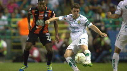 Mauro Boselli controla el balón frente a Oscar Murilo.