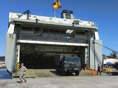 Desembarco de vehículos militares con armamento español para Ucrania en el puerto de Gdynia (Polonia).