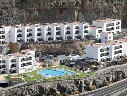 En foto, aparthotel Mirador del Atlántico, en la Playa de Amadores (Gran Canaria). En vídeo, Vicente Pizcueta, portavoz de Fetava, y Almudena Velázquez, abogada de Reclamador.es, dan las claves sobre la crisis de Thomas Cook.