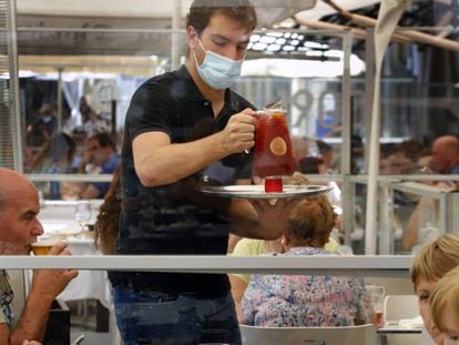 Un camarero sirve una sangria en un restaurante de Pamplona. 