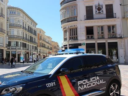 Una patrulla de Policía Nacional en la calla Larios de Málaga.